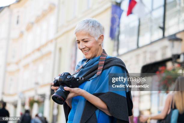 erkunden und fotografieren stadt - old photographer stock-fotos und bilder