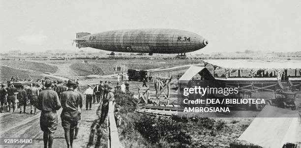 Anchoring of the British airship R 34, the first airship that accomplished a transatlantic journey, former airport Roosevelt Field, Mineola, Long...