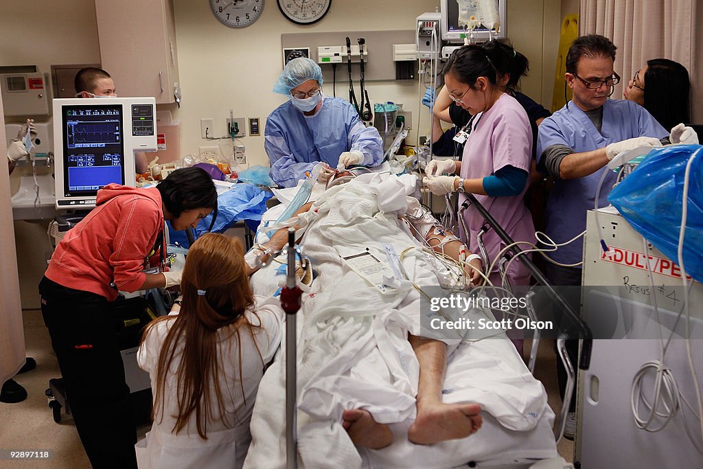 Trauma Unit Medical staff in the Trauma Unit at the John H. Stroger Jr. Cook ...