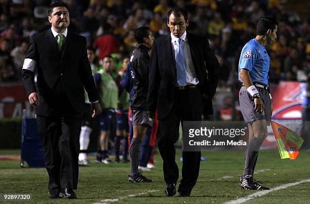 Atlante's Head Coach Jose Guadalupe Cruz during their match in the Opening 2009 tournament of the Mexican Football League, at the Universitary...