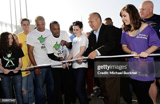 Boxer Sugar Ray Leonard and actress Kristen Stewart cut the ribbon during the 2009 JDRF Walk To Cure Diabetes at Dodger Stadium on November 8, 2009...