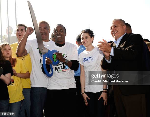Boxer Sugar Ray Leonard and actress Kristen Stewart cut the ribbon during the 2009 JDRF Walk To Cure Diabetes at Dodger Stadium on November 8, 2009...