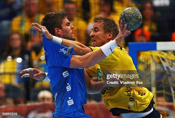 Drago Vukovic of Gummersbach is blocked by Oliver Roggisch of Loewen during the Toyota Handball Bundesliga game between VfL Gummersbach and Rhein...