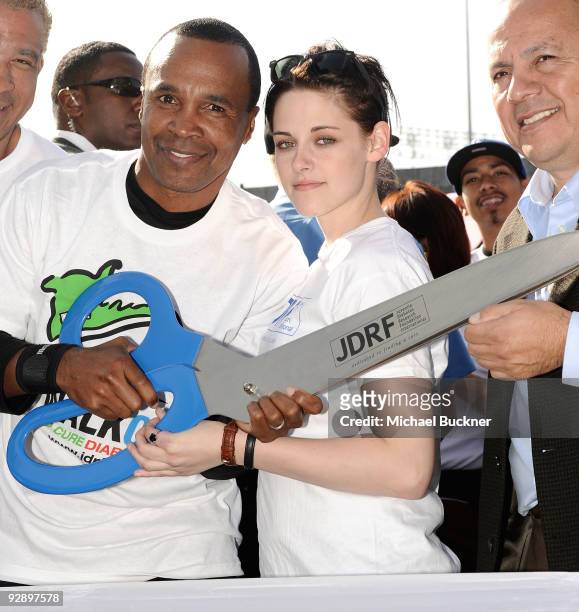 Boxer Sugar Ray Leonard and actress Kristen Stewart cut the ribbon during the 2009 JDRF Walk To Cure Diabetes at Dodger Stadium on November 8, 2009...