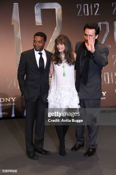 Actor Chiwetel Ejiofor, actress Amanda Peet and actor John Cusack attend the '2012' Germany premiere on November 08, 2009 in Berlin, Germany.