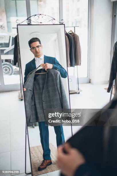 shopping-man-anzug - schneider stock-fotos und bilder