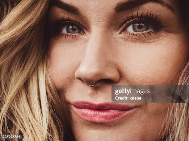 close-up de mulher com piercing septo real - nose piercing - fotografias e filmes do acervo