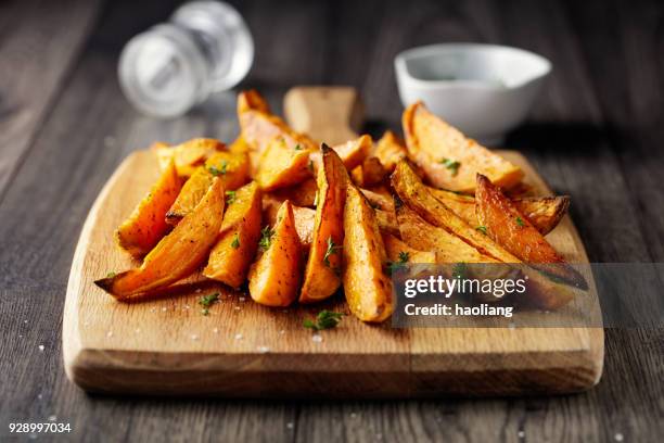 geroosterde zoete aardappelen wiggen - zoete aardappel stockfoto's en -beelden
