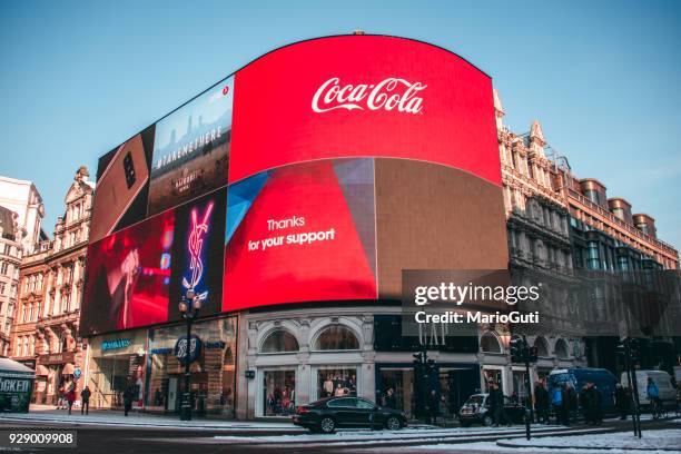 piccadilly circus onder de sneeuw - piccadilly circus city of westminster stockfoto's en -beelden