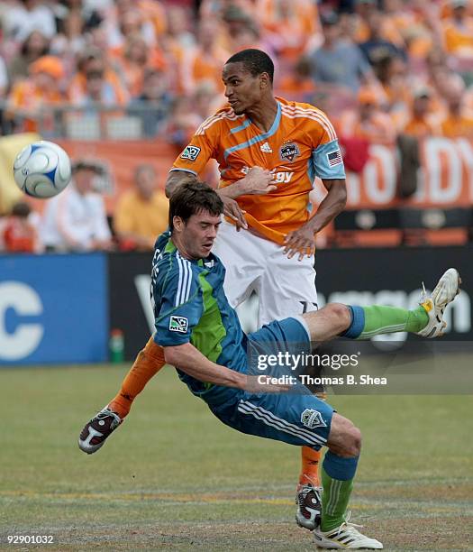 Ricardo Clark of the Houston Dynamo heads the ball against Sebastien Le Toux of the Seattle Sounders during Game Two of the 2009 MLS Western...