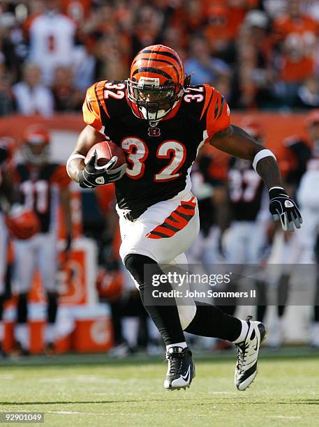 Cedric Benson of the Cincinnati Bengals runs against the Baltimore Ravens at Paul Brown Stadium on November 8, 2009 in Cincinnati, Ohio.