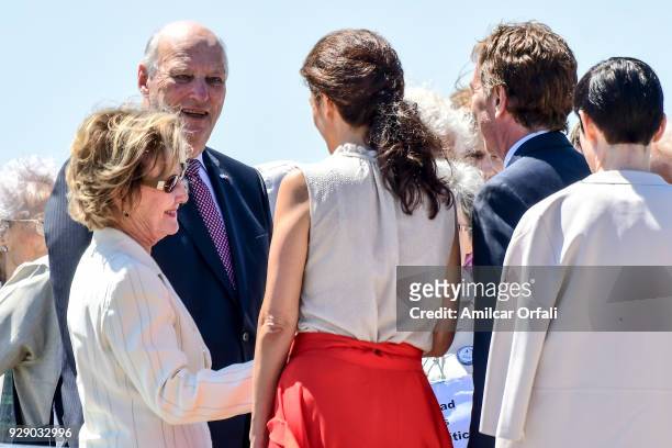 King Harald V of Norway, Queen Sonja of Norway, Vice Mayor of Buenos Aires Diego Santilli and his wife Analia Maiorana talk during a visit to 'Parque...