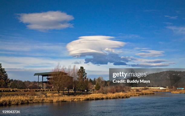 lenticular cloud formation over bend, oregon - river deschutes stock pictures, royalty-free photos & images