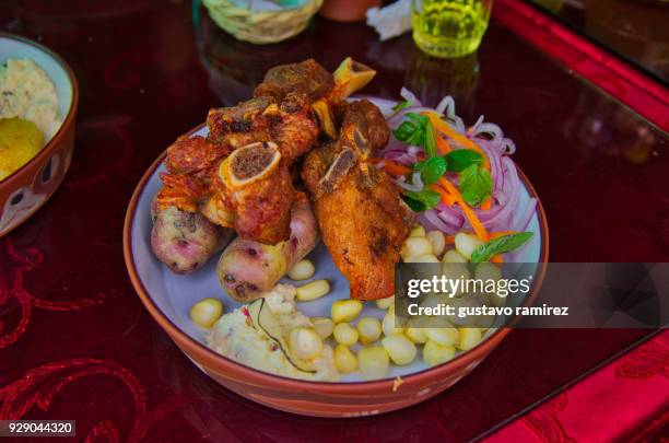 pork rind - crackling imagens e fotografias de stock