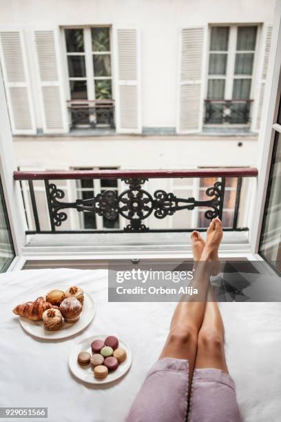 frau mit frühstück im bett in paris - paris flood stock-fotos und bilder