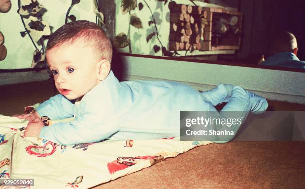 vintage jongetje, tot op vloer - 1960s baby stockfoto's en -beelden