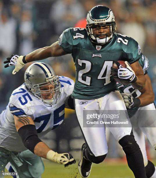 Cornerback Sheldon Brown of the Philadelphia Eagles returns an interception during the game against the Dallas Cowboys on November 8, 2009 at Lincoln...