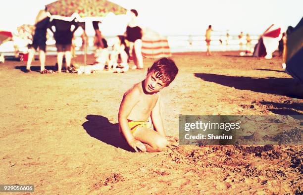 jahrgang kind am strand - beach photos stock-fotos und bilder