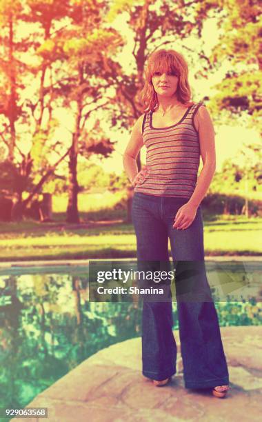 damen mode aus den 70er jahren - women swimming pool retro stock-fotos und bilder