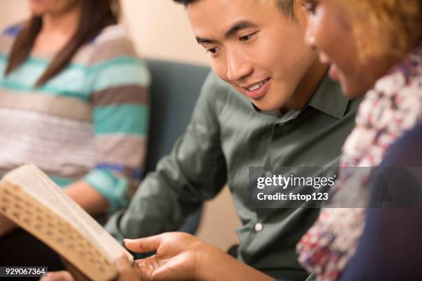 multi-etnische, gemengde leeftijd bijbel studiegroep. - bible society stockfoto's en -beelden