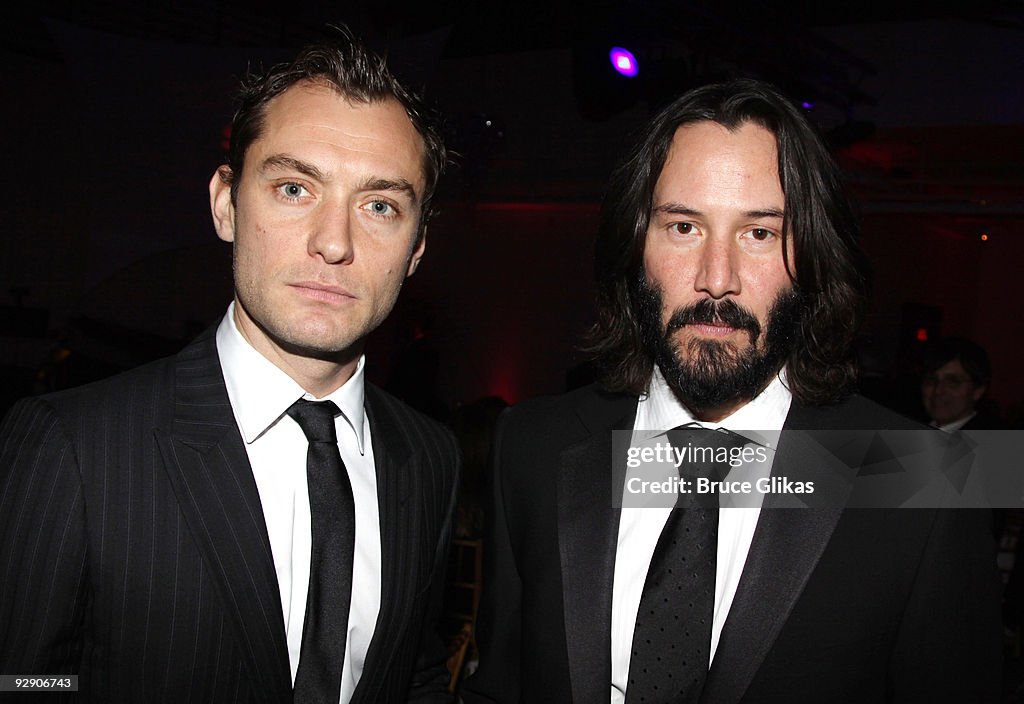 Jude Reeve *Exclusive Coverage* Jude Law and Keanu Reeves pose at the Stage ...