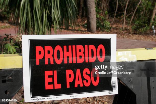 Prohibido el paso, do not pass sign.