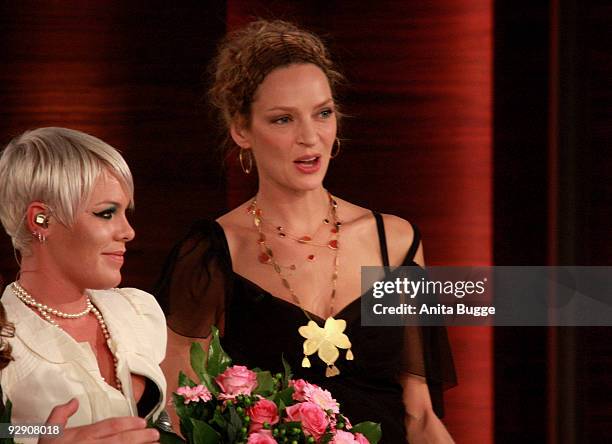 Singer P!nk and actress Uma Thurman talk during the 177th 'Wetten dass...?' show at the O2 World on November 08, 2008 in Berlin, Germany.