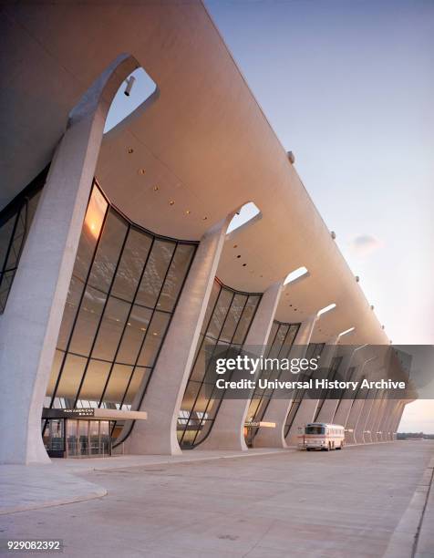 Airport Terminal, Dulles International Airport, Chantilly, Virginia, USA, designed by Eero Saarinen, photographed by Balthazar, Korab, 1964.