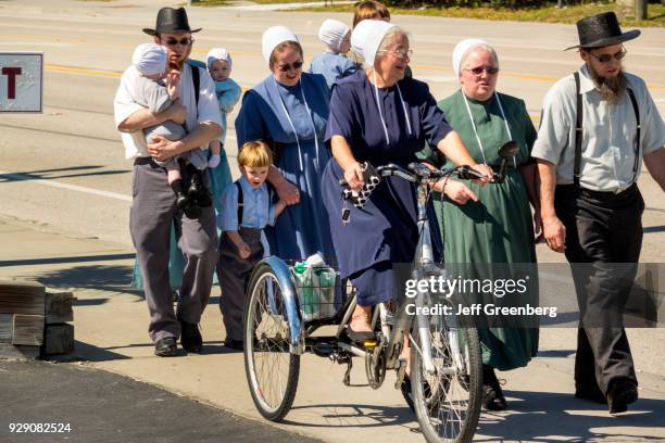 An Amish family walking in Mennonite.