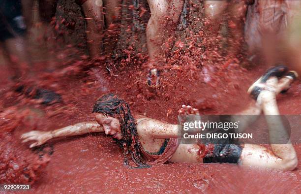 People are seen throwing tomatoes during the "Tomatina" food festival on August 26, 2009 in Bunol, Valencia, in the southeastern region of Spain. The...