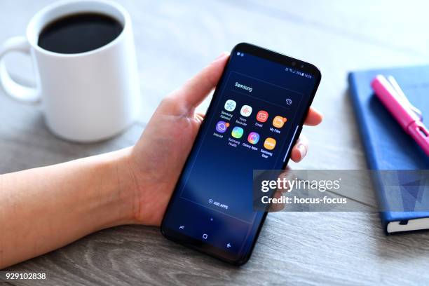 samsung galaxy s9 plus - samsung galaxy gear fit stock-fotos und bilder