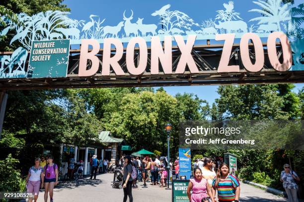 New York City, Bronx Zoo, entrance .