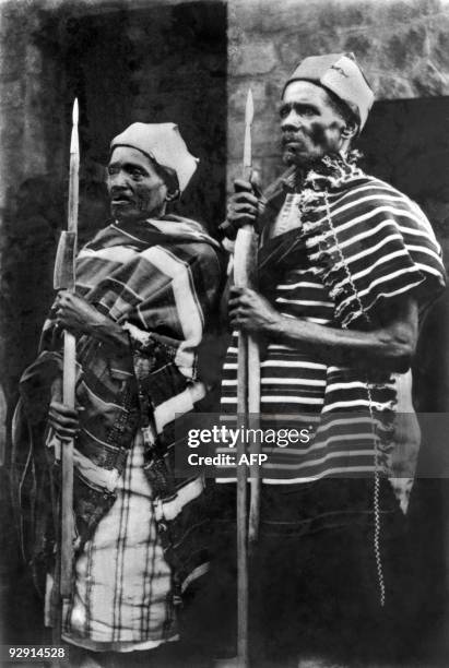 Une photo datée du 25 mai 1947 de deux chefs guerriers malgaches de la peuplade Tanal qui habitents des fôrets qui forment la base des élements...