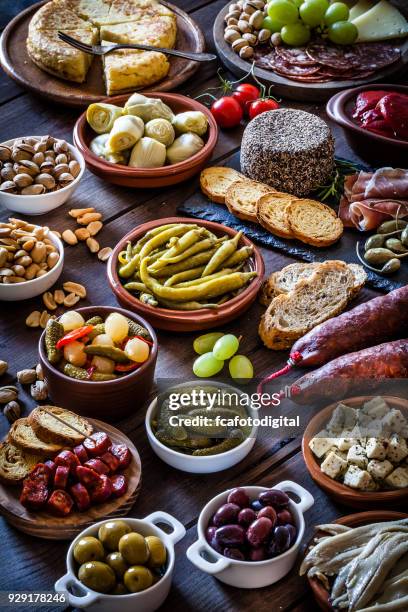 tapas op rustieke houten tafel - tapas stockfoto's en -beelden