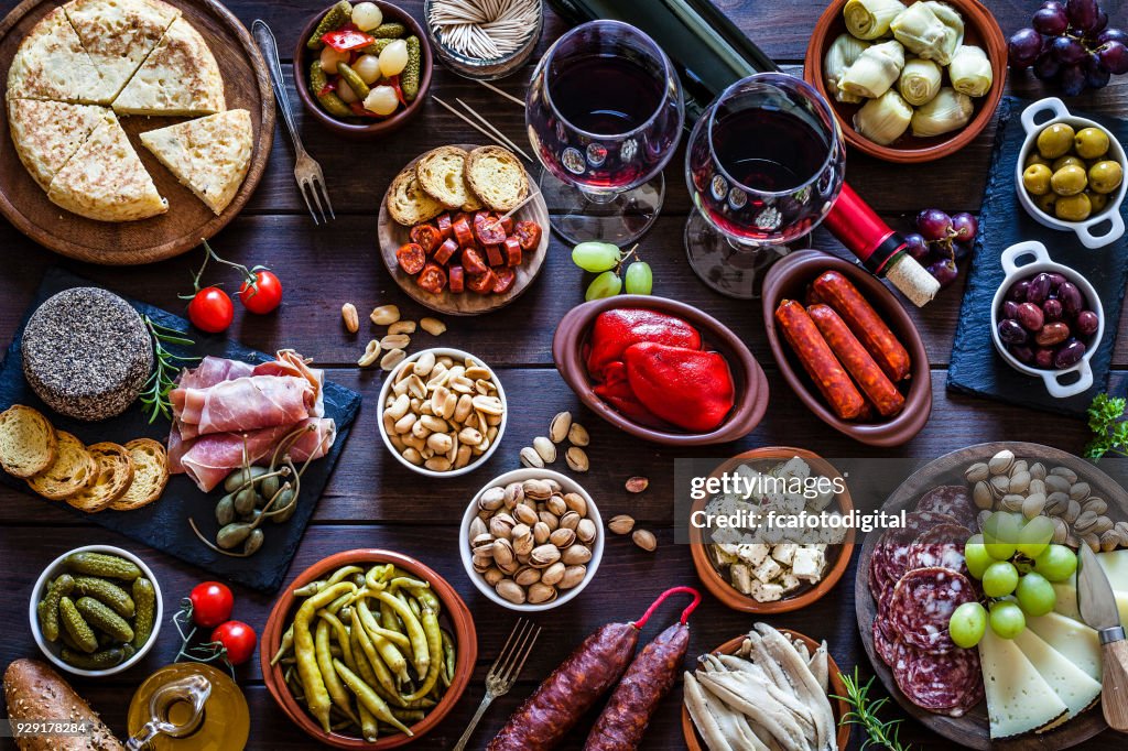 Tapas e vinho na mesa de madeira rústica atiraram de cima