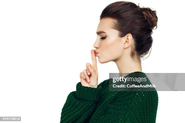 hermosa chica indica para estar más tranquilo - finger on lips fotografías e imágenes de stock