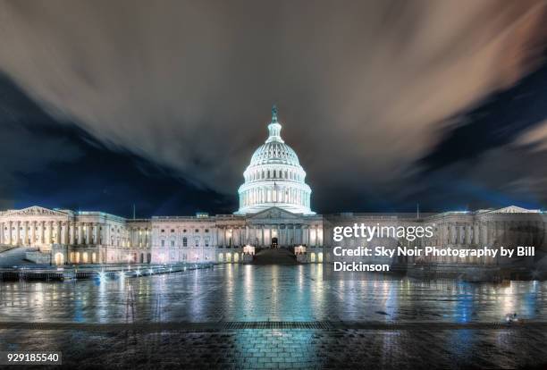 us capitol building at night - congreso de los estados unidos fotografías e imágenes de stock
