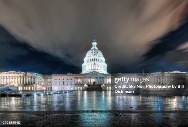 us capitol building at night - sénat des états unis photos et images de collection