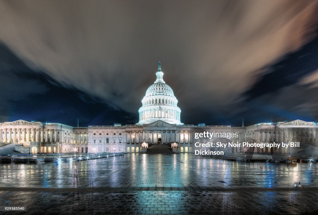 US capitol building at night