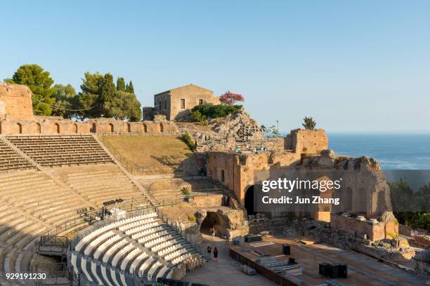 teatro greco di taormina - teatro greco foto e immagini stock