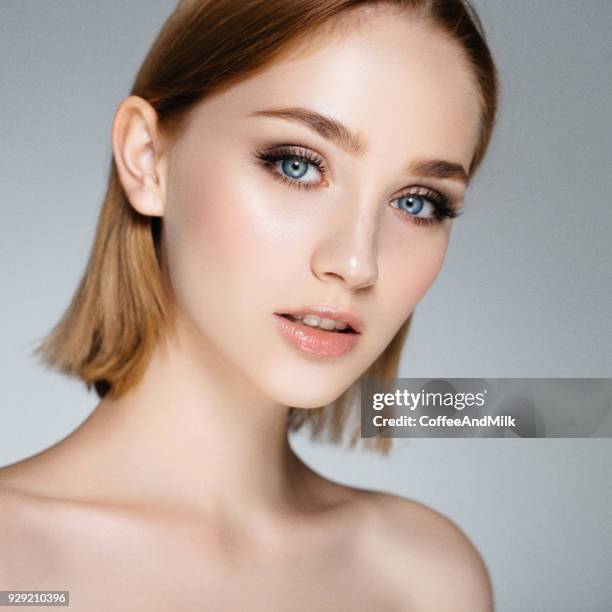 blonde woman with stylish short hairstyle - artists model imagens e fotografias de stock