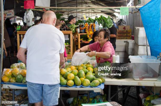 farmers' market downtown hilo hawaii on kamehameha ave - hilo stock pictures, royalty-free photos & images