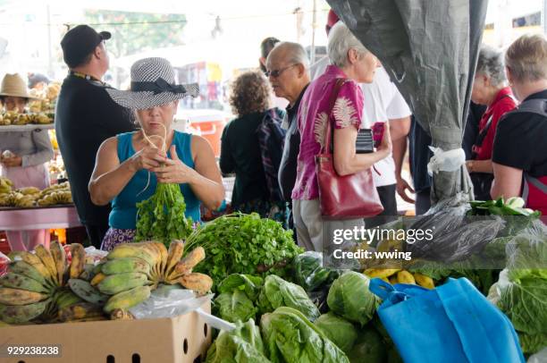 farmers' market downtown hilo hawaii on kamehameha ave - hilo stock pictures, royalty-free photos & images