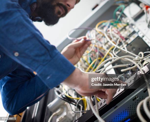 man troubleshooting in data center - data center stockfoto's en -beelden