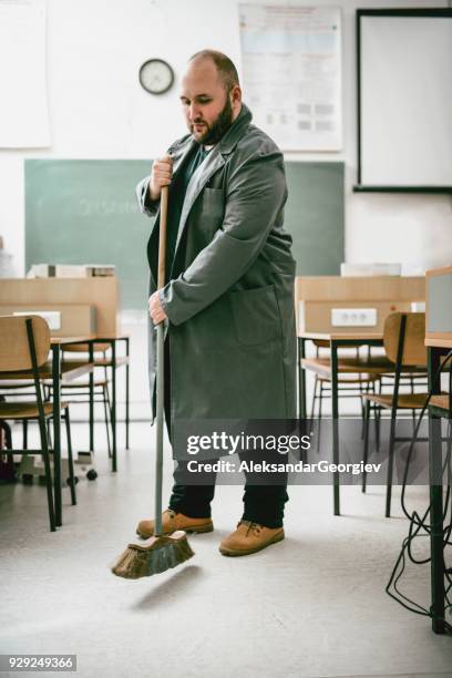 calva conserje limpieza en aula de ingenieros - barre class fotografías e imágenes de stock