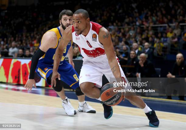 Andrew Goudelock, #0 of AX Armani Exchange Olimpia Milan competes with Stefan Markovic, #9 of Khimki Moscow Region in action during the 2017/2018...