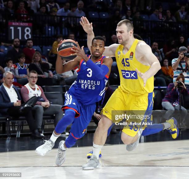 Errick McCollum, #3 of Anadolu Efes Istanbul competes with Artsiom Parakhouski, #45 of Maccabi Fox Tel Aviv during the 2017/2018 Turkish Airlines...