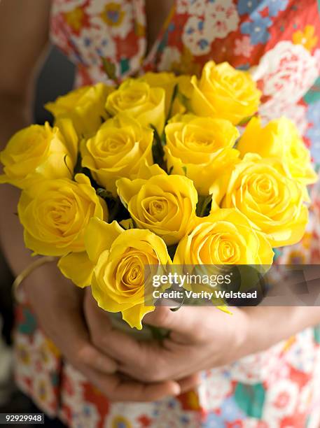 woman holding a dozen yellow roses - dozen roses - fotografias e filmes do acervo