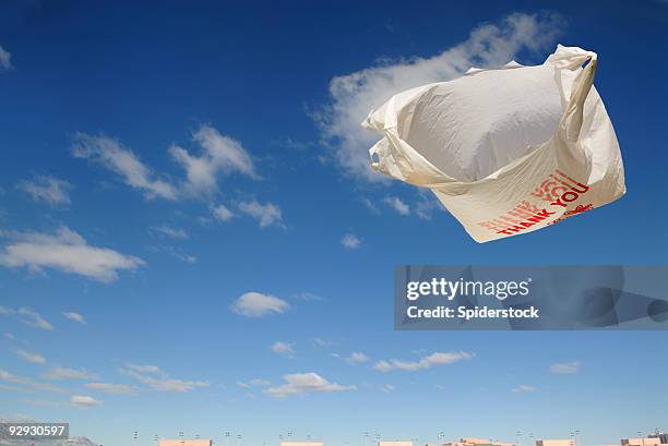 volant sac d'achat de denrées alimentaires - sac en plastique photos et images de collection