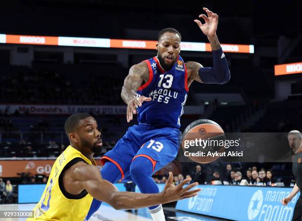 Sonny Weems, #13 of Anadolu Efes Istanbul in action during the 2017/2018 Turkish Airlines EuroLeague Regular Season Round 25 game between Anadolu...